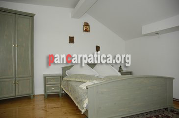 Imagine camera discret amenajata cu pat matrimonial spatios si elegant la pensiunea Bucovina din Gura Humorului