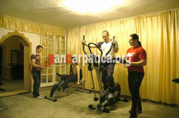 Imagine din sala de fitness a pensiunii Casa Avram-Sucevita unde turistii fac miscare si se realaxeaza