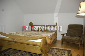 Imagine camera incapatoare si eleganta cu pat matrimonial confortabil in pensiunea Bucovina din Gura Humorului
