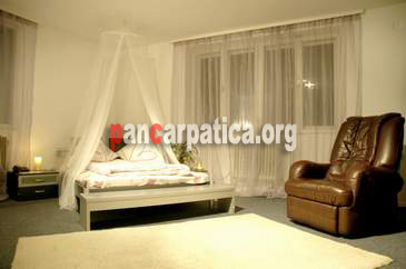Imagine dormitor cu pat matrimonial al pensiunii Casa Avram bine dotat si cu mobiler modern si elegant