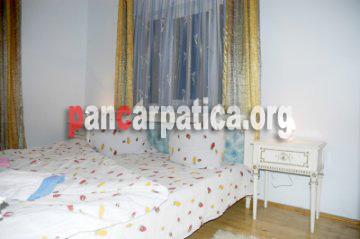 Imagine dormitor cu pat matrimonial in pensiunea Dorina din Botiza-camera curata si eleganta