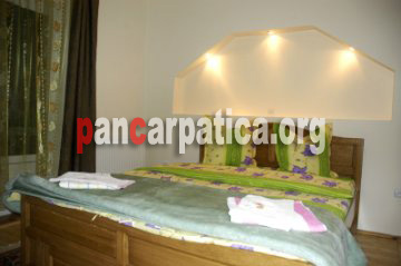 Imagine camera cu pat matrimonial a pensiunii Dorina-Botiza bine echipata cu dotari moderne