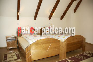 Imagine dormitor cu 2 paturi simple din Pensiunea Dorina-Botiza creeaza o atmosfera placuta intr-un loc elegant si bine pozitionat