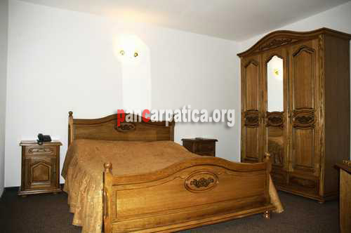 Imagine camera eleganta si curata cu pat matrimonial mare in pensiunea Floare de Colt din Manastirea Humorului