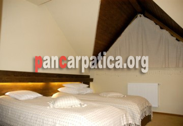 Imagine dormitor cu pat matrimonial din pensiunea Inima Bucovinei-Frasin este accesibil ca pret