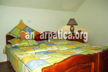 Imagine camera eleganta cu pat matrimonial comod din pensiunea Trifoi Parasca-Botiza