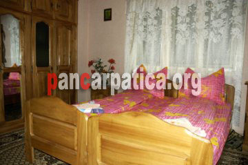 Imagine interior camera cu 2 paturi simple la pensiunea Trifoi Parasca din Botiza
