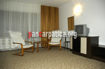 Imagine dormitor cu televizor din Hotel Minut-Vatra Dornei cu mobilier modern bine dotat