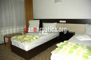 Imagine dormitor cu 2 paturi simple in Hotel Minut-Vatra Dornei cu lumina naturala abundenta