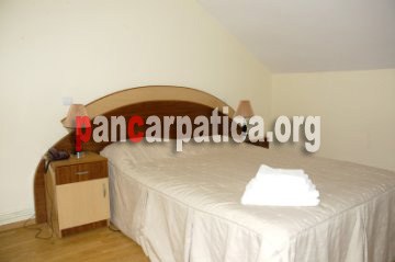 Imagine dormitor cu pat matrimonial din Pensiunea Giani loc in care turistii se pot simti ca acasa