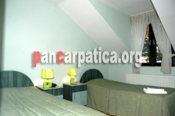 Imagine dormitor cu 2 paturi simple-Pensiunea Giani din Salcioara cu geamuri mari si mobilier modern