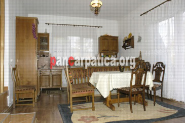 Imagine living in interiorul pensiunii Vilele Cristal din Sucevita cu scaune si mese din lemn