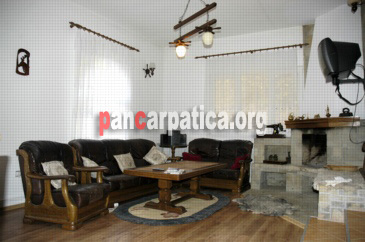 Imagine cu interiorul pensiunii Vilele Cristal din Sucevita cu mese si scaune din lemn, mobila moderna si eleganta