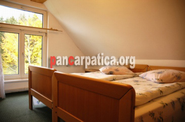 Imagine camera cu 2 paturi simple si elegante in interiorul pensiunii Vilele Cristal din localitatea Sucevita