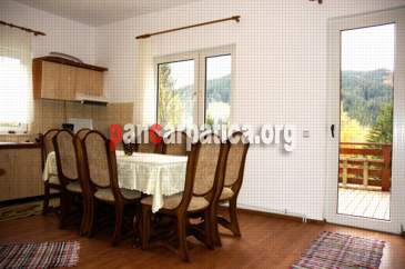 Imagine cu bucataria dotata cu mobila moderna si eleganta in pensiunea Vilele Cristal din localitatea Sucevita