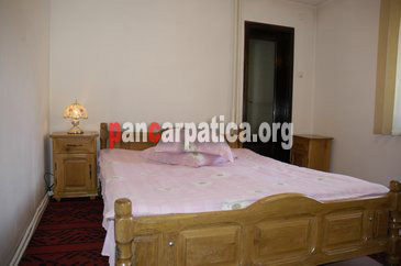 Imagine camera spatioasa cu pat simplu in pensiunea Casa Aurora din Vama