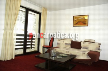 Imagine interior in Hotel As din Borsa cu mobila moderna, eleganta, cu vedere catre panorama muntilor Maramuresului