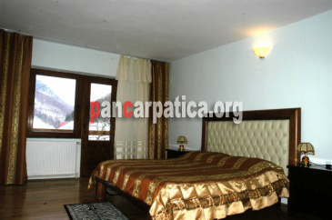 Imagine camera spatioasa cu pat matrimonial la pensiunea Cristal din Slanic Moldova