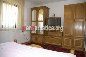 Imagine camera cu un pat simplu confortabil si curat in pensiunea Casa Aurora din Vama