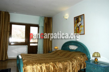 Imagine camera spatioasa cu pat matrimonial la pensiunea Cristal din Slanic Moldova
