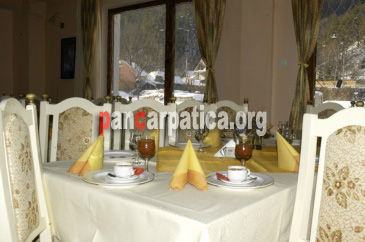 Imagine cu restaurantul pensiunii Cristal din Slanic-Moldova unde turistii pot servi mese savuroase