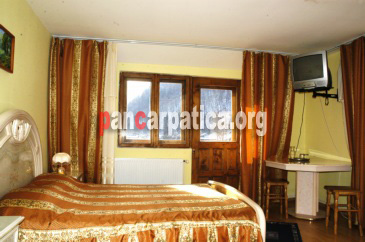 Imagine a dormitorului cu Tv  si cu pat matrimonial din pensiunea Cristal-Slanic-Moldova