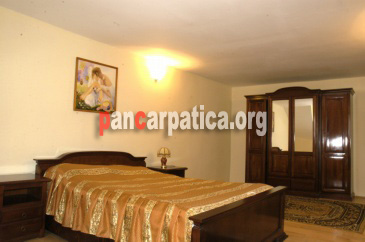 Imagine camera eleganta cu pat matrimonial confortabil in pensiunea Cristal din Slanic-Moldova
