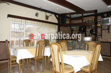 Imagine interior din restaurantul pensiunii Madalina-Putna cu specialitati gastronomice diversificate