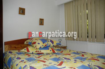 Imagine camera incapatoare cu pat matrimonial confortabil si curat la pensiunea Casa Aurora din vama