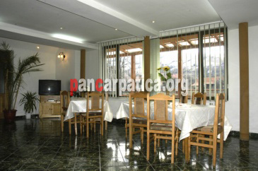 Imagine cu interiorul restaurantului Vila Maria din Simon unde turistii pot manca foarte bine si la preturi convenabile