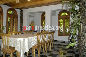 Listele de meniuri din pensiunea Casa Aurora sunt bogate, avand ca punct forte bucataria traditionala bucovineana