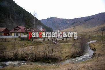 Imagine exterioara a pensiunii Alpin-Rasinari cu vedere catre panorama muntilor Candrel