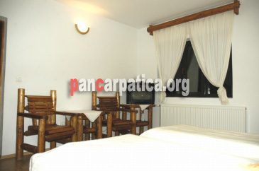 Imagine camera incapatoare cu 2 paturi simple comode in pensiunea Vraja Muntilor din Sohodol
