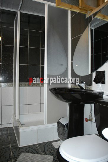 Imagine a baii cu cabina pentru dus in pensiunea Casa Aurora din Vama