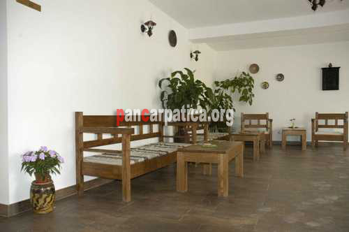 Imagine cu holul receptiei in interiorul pensiunii Passiflora localizata in apropiere de Manastirea Humor