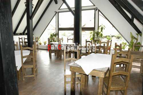 Imagine cu restaurantul pensiunii Passiflora, cu mancaruri traditionale bucovinene preparate cu drag de proprietarii prietenosi ai acestei pensiuni