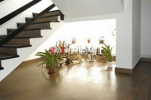 Imagine scara interioara moderna si eleganta in pensiunea Passiflora din Manastirea Humorului