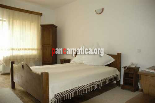 Imagine camera cu 2 paturi simple in interiorul pensiunii Passiflora din Manastirea Humorului