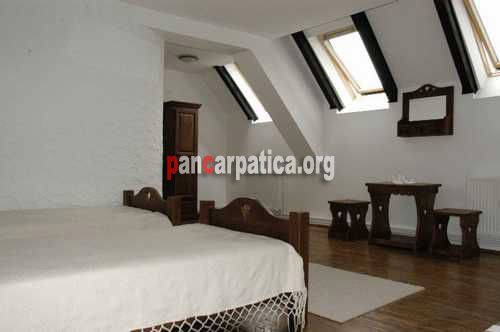 Imagine dormitor cu 2 paturi simple, cu tv, cablu tv, frigider, incalzire centrala in pensiunea Passiflora din Manastirea Humorului