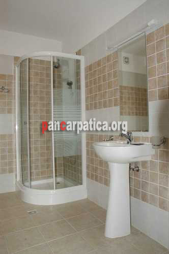 Imagine baie cu dus in interiorul pensiunii Passiflora din Manastirea Humorului