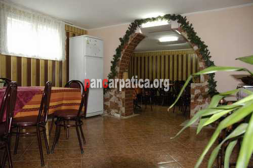 Imagine living in interiorul pensiunii Vila Andreea din Manastirea Humorului unde poti servi specialitati culinare traditionale bucovinene