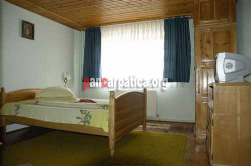 Imagine camera cu 2 paturi duble cu tv, acces la internet, baie proprie, balcon in pensiunea Vila Andreea din Manastirea Humorului