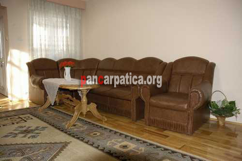 Imagine dormitor in interiorul pensiunii Alex din Manastirea Humorului cu canapele si mobila moderna
