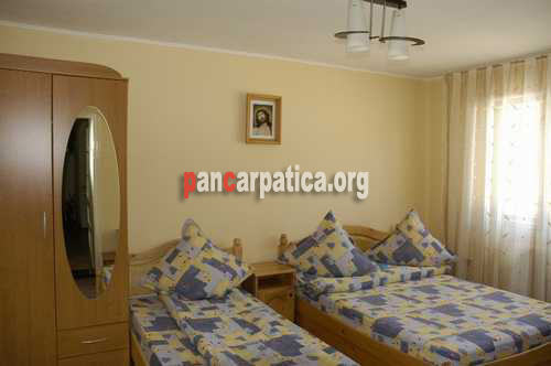 Imagine dormitor cu 2 paturi simple curate si elegante in pensiunea Casa Craciun din Manastirea Humorului