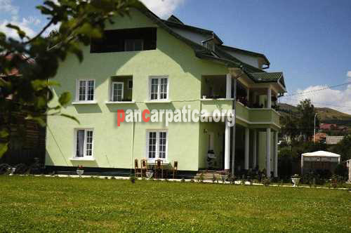 Imagine cu exteriorul pensiunii Obcina Mare din Gura Humorului cu curte interioara de 1000 mp si parcare cu o capacitate de 20 locuri