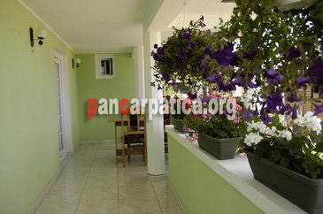 Imagine cu balconul larg si decorat cu flori frumoase din interiorul Pensiunii Obcina Mare- Gura Humorului
