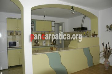 Imagine cu bucataria frumos amanajata din interiorul pensiunii Obicna Mare din Gura Humorului