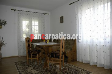 Imagine interior in pensiunea Obcina Mare din Gura Humorului cu dormitoare largi si spatioase, modernizate