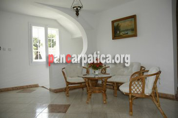 Imagine living frumos decorat cu mobila cu gust in pensiunea Obcina Mare din Gura Humorului