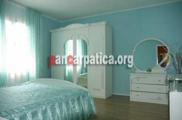 Imagine a camerei incapatoare cu pat matrimonial confrotabil din pensiunea Obcina Mare-Gura Humorului